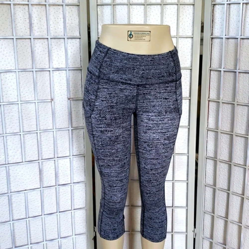 Lululemon black and white capri yoga sports women's leggings size 4
